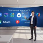 Bureau moderne mettant en avant un réseau social d'entreprise avec logos, interface digitale et collaboration en 2025